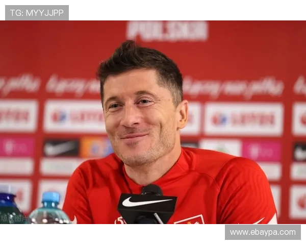 莱万多夫斯基意甲兴趣动态引关注，转会传闻持续发酵